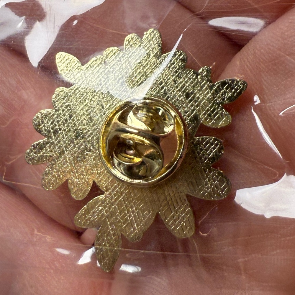 Floral Enamel Brooch with White Daisies - Picture 2 of 2